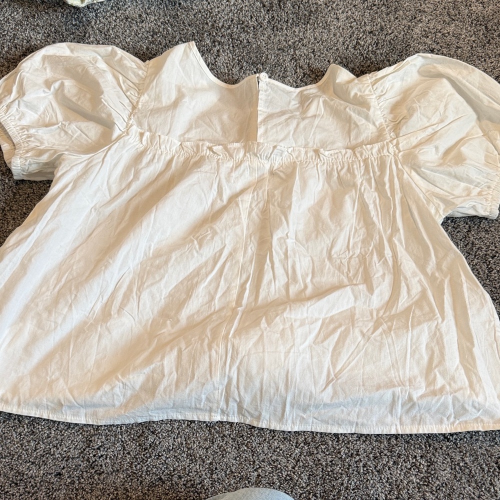 Chic White Ruffled Blouse - Picture 3 of 3